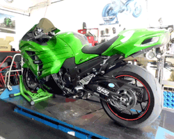 整備中のZX-14Rジェイズ号