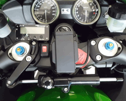 ステアリングダンパーとモニターとナビ器台でトップブリッジはギッシリです