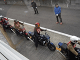 VIP用の観戦ルームからPITを望む