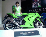 Ninja250Rとキャンギャルのおねーさん
