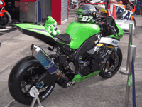 PIT前のチームグリーンのZX10R