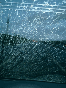 行きの高速の豪雨