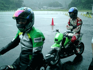 再スタート前の豪雨・・・二人ともびしょ濡れです