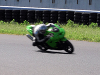 最終コーナーの立ち上がり中のタケ10R