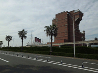 東京ディズニシーのアトラクションの建物の裏側です