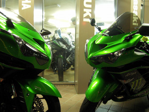 2015fZX-14R̃m[}ƃJX^